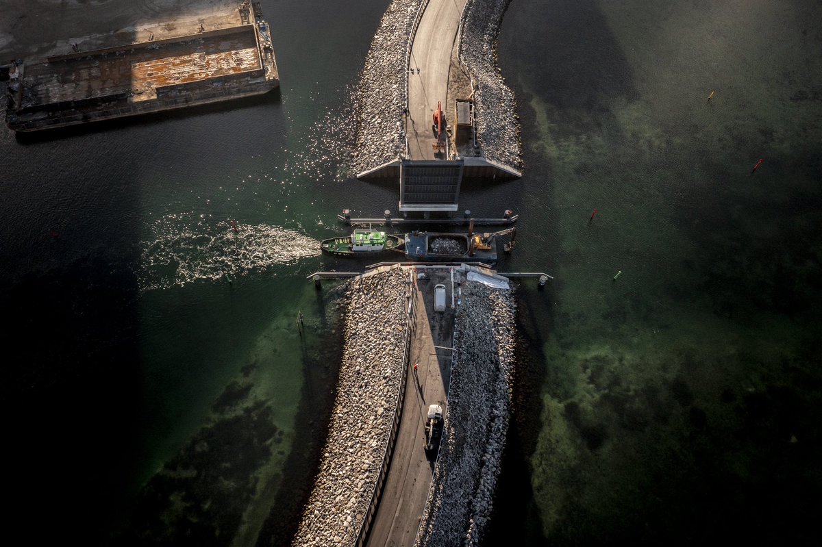 Stendæmningen ved Lynetteholmen i Københavns Havn fotograferet i solskin i går. Den lange stendæmning skal på sigt udgøre en vigtig del af den kommende stormflodssikring af København.

#dkbiz #dkgreen #dkpol <a href="/ByogHavn/">By & Havn</a> 

📸:Mads Claus Rasmussen/Ritzau Scanpix