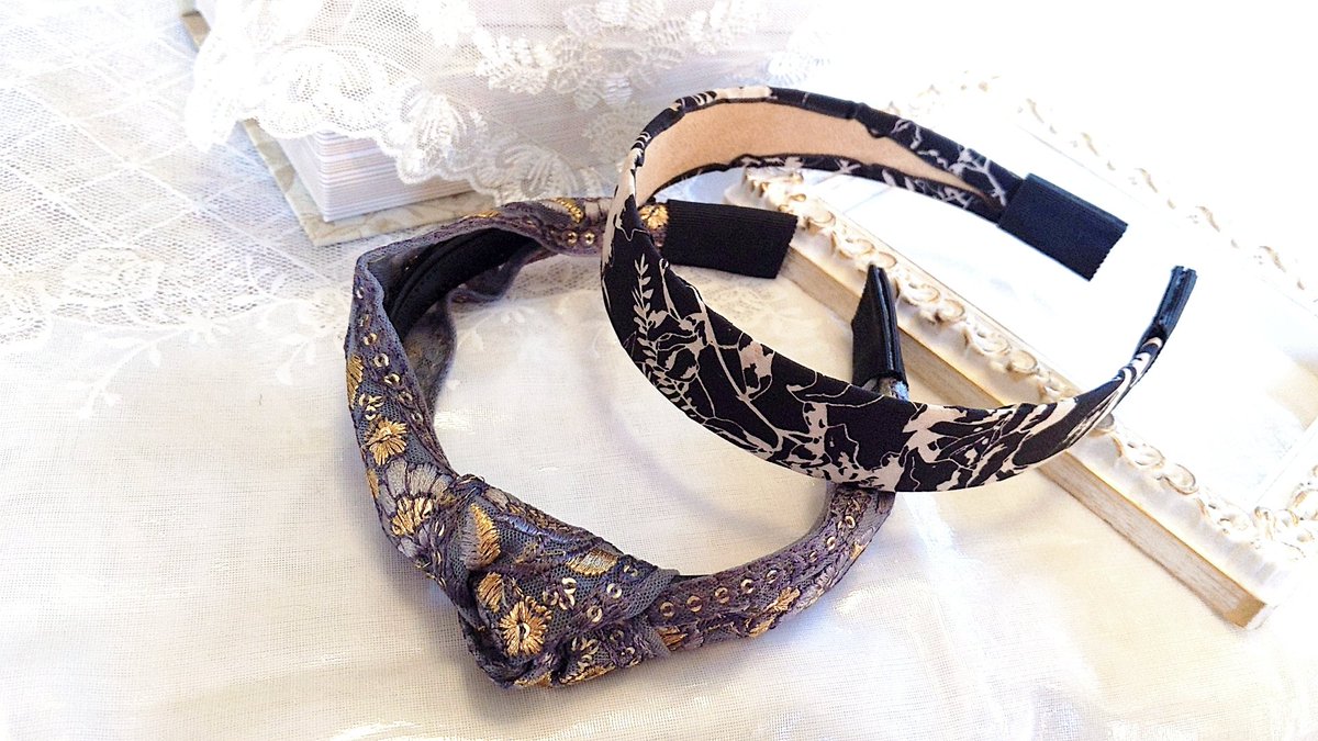 aroma_handmade's tweet photo. TOKYO罹破維武 13 お品書き(2/2)

左上：ダリアのカボションの灰谷兄弟イメージピアス(￥1000)
右上：カチューシャ
画像のものは竜胆とマイキーです。
(￥500～￥1500)
下：ハートビーズアクセサリー
蘭、竜胆、三途、マイキー、ワカ
(￥700)

#東リベ手芸部 #tkrv手芸部
#東卍手芸部 https://t.co/PhjzIPHjeg