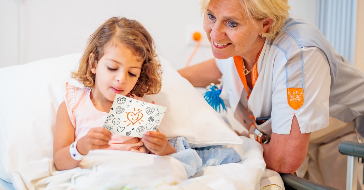 prinsesmaximac's tweet photo. Op 15 februari, #WereldKinderkankerdag, willen we álle kinderen in het Máxima verrassen met een speciaal kaartje. Een Oranje Hart onder de riem. Je kunt jouw kaartje vanaf nu hier ontwerpen: https://t.co/0PoZJZfBuB. Wij zullen alles vervolgens bezorgen. https://t.co/pYyWnmHEky