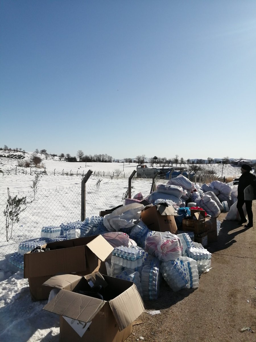 Buraya bir tır çıkmaya çalışırken yollar karlı olduğundan çıkamamış ve malzemeleri bu şekilde indirmek zorunda kalmış, biz alabildiğimizi aldık götürmeye çalışıyoruz. Su, bebek bezi, kıyafet ve bazı diğer şeyler #AFAD #maraşdepremi #BÜYÜKANCARKÖYÜ