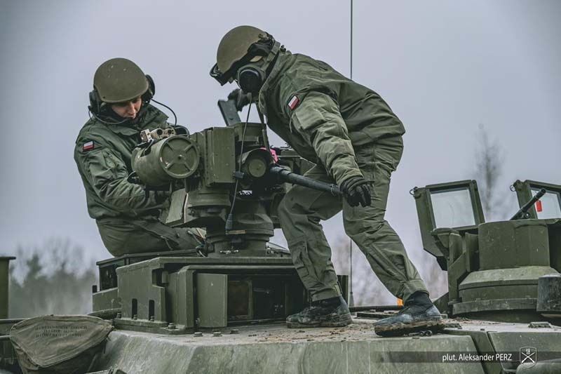 Polska_Zbrojna's tweet photo. Ruszyły kolejne kursy dla żołnierzy, którzy będą obsługiwa�� polskie Abramsy. Po raz pierwszy są wśród nich kandydaci na instruktorów #AkademiaAbrams @MON_GOV_PL @Zelazna_Dywizja https://t.co/wWyhJuLyYT https://t.co/sy2tlmehzv