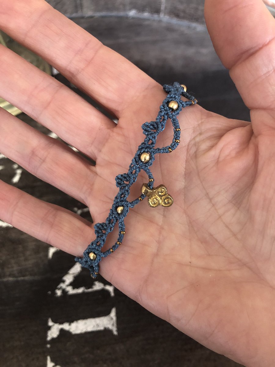 Tobilleras. Vamos anudando, que aunque aun quedan meses para enseñar el tobillo, el trabajo avanza despacito, nudo a nudo.
Lalatoneria.es 
We ship international
#tobilleras #tobillera #macrame #antklets  #macrameanklets #macramé #makramee #makrame #makrameeschmuck