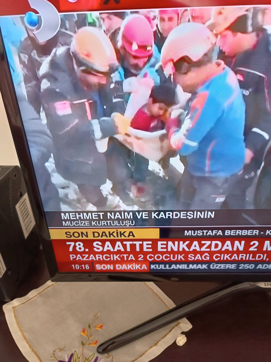 Tam 12saattir iğneyle kuyu kazarak Hatice çot iğde ve çocuklari çıktı..🥰😍😍
Hamdolsun...