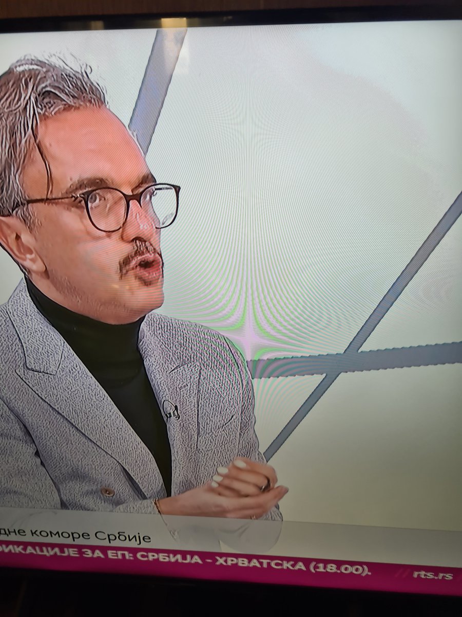 Marko Čadež lakirani nokti u belo na levoj ruci 🤪. Gde ide ovaj svet???