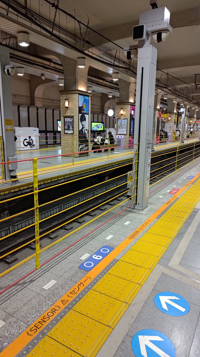 utuno_jcp's tweet photo. こういうホームドアもあるんですね。
ドアではなくロープですが。
これが正面の白い柱に沿って持ち上げられ、ロープをくぐって電車に乗る���組みです。 https://t.co/JVyslYGMIb
