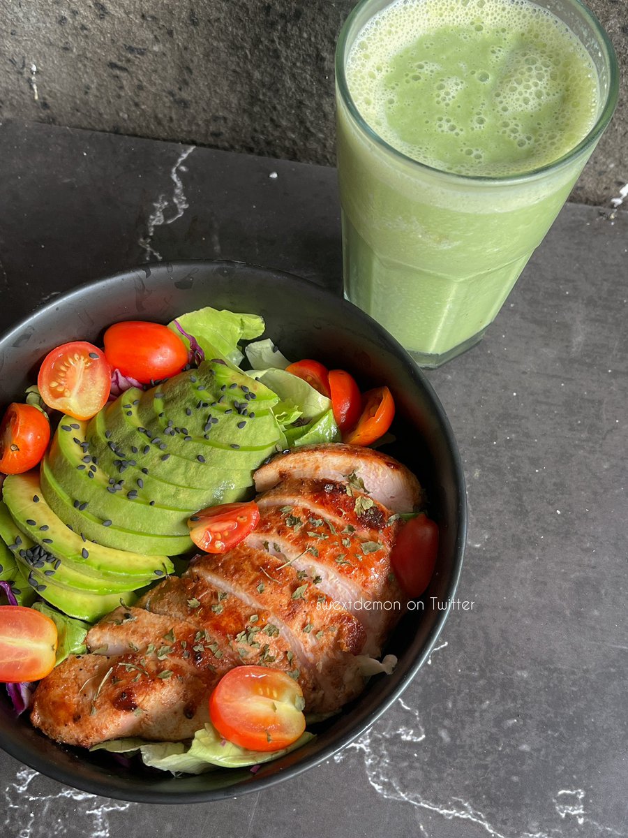 swextdemon's tweet photo. my lunch lookin so yum &amp; good 😍 #syeeats bikinnya gampang banget, ku share resep &amp; meal prep nya di sini 👇🏻 https://t.co/QiblWeYcv3