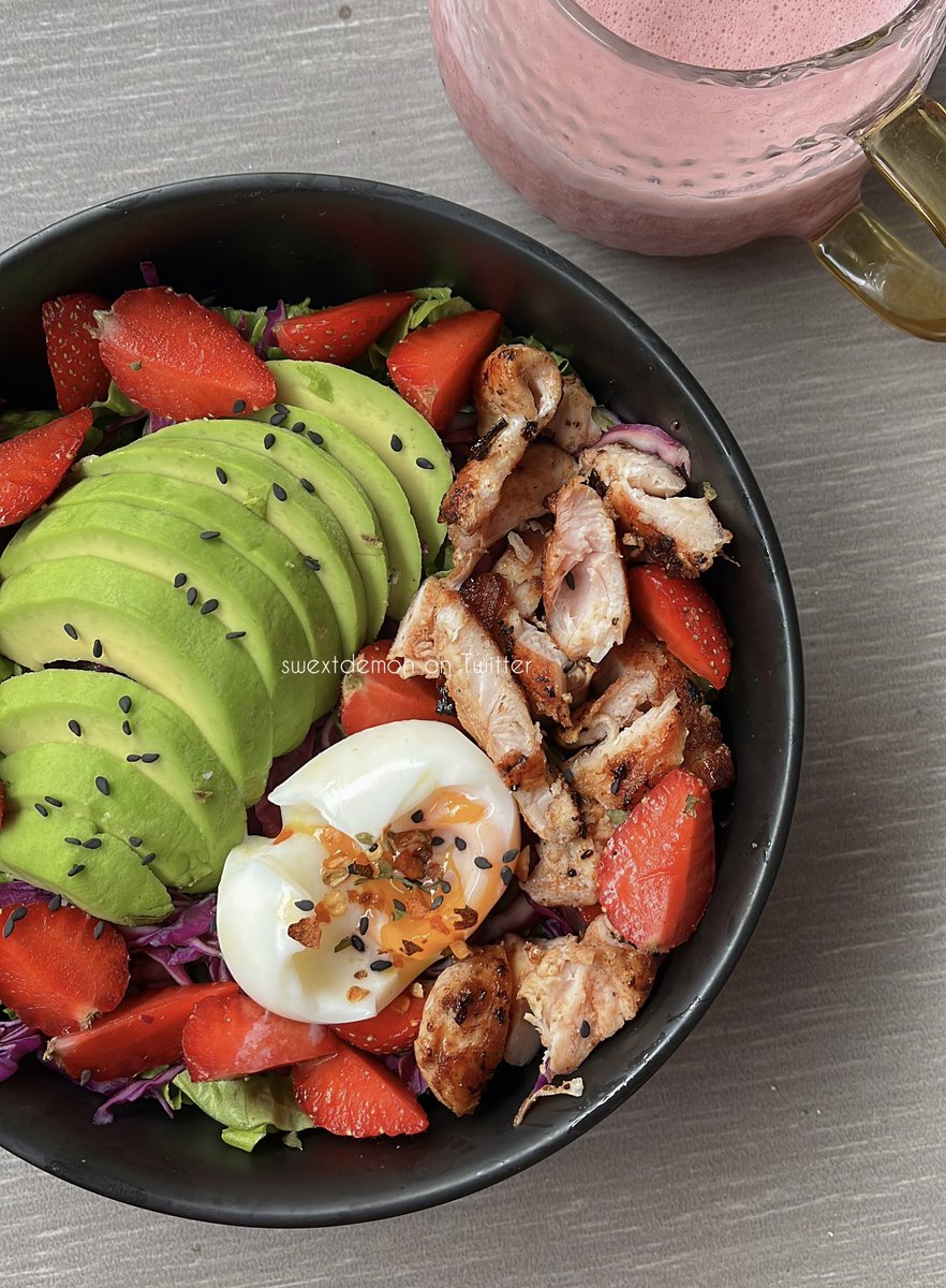 swextdemon's tweet photo. my lunch lookin so yum &amp; good 😍 #syeeats bikinnya gampang banget, ku share resep &amp; meal prep nya di sini 👇🏻 https://t.co/QiblWeYcv3