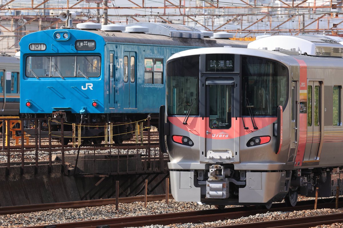 2023.02.08
試9743M
227系R3+R2+R1編成

たまたま103のR1が明電に帰ってたのでR1編成同士の並びが撮れた