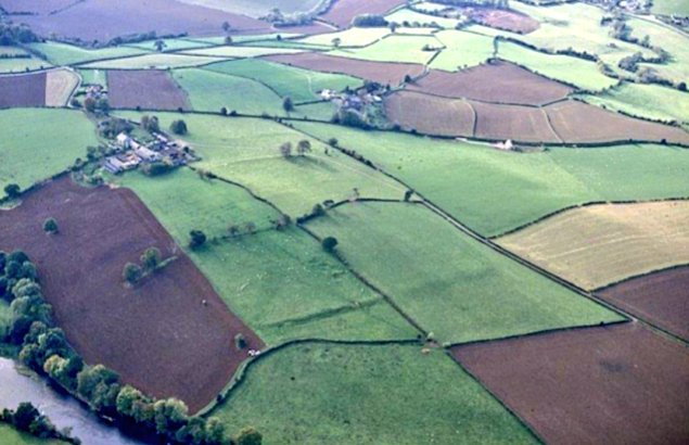 HawkeJon's tweet photo. #RomanFortThursday
The vexillation fort at Clyro is a large site, covering roughly 26 acres. It was established around AD 60 as part of #Roman attempts to subdue the #Silures tribe of mid #Wales 📸C.R. Musson, 19/10/1992.
#RomanArchaeology #History #Archaeology #Military https://t.co/PiYsOikyhR