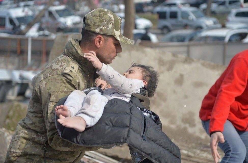 Hainlere bakmayın.
Kansızlara inanmayın.
Şerefsizlere kanmayın.

DEVLETİMİN YANINDAYIM