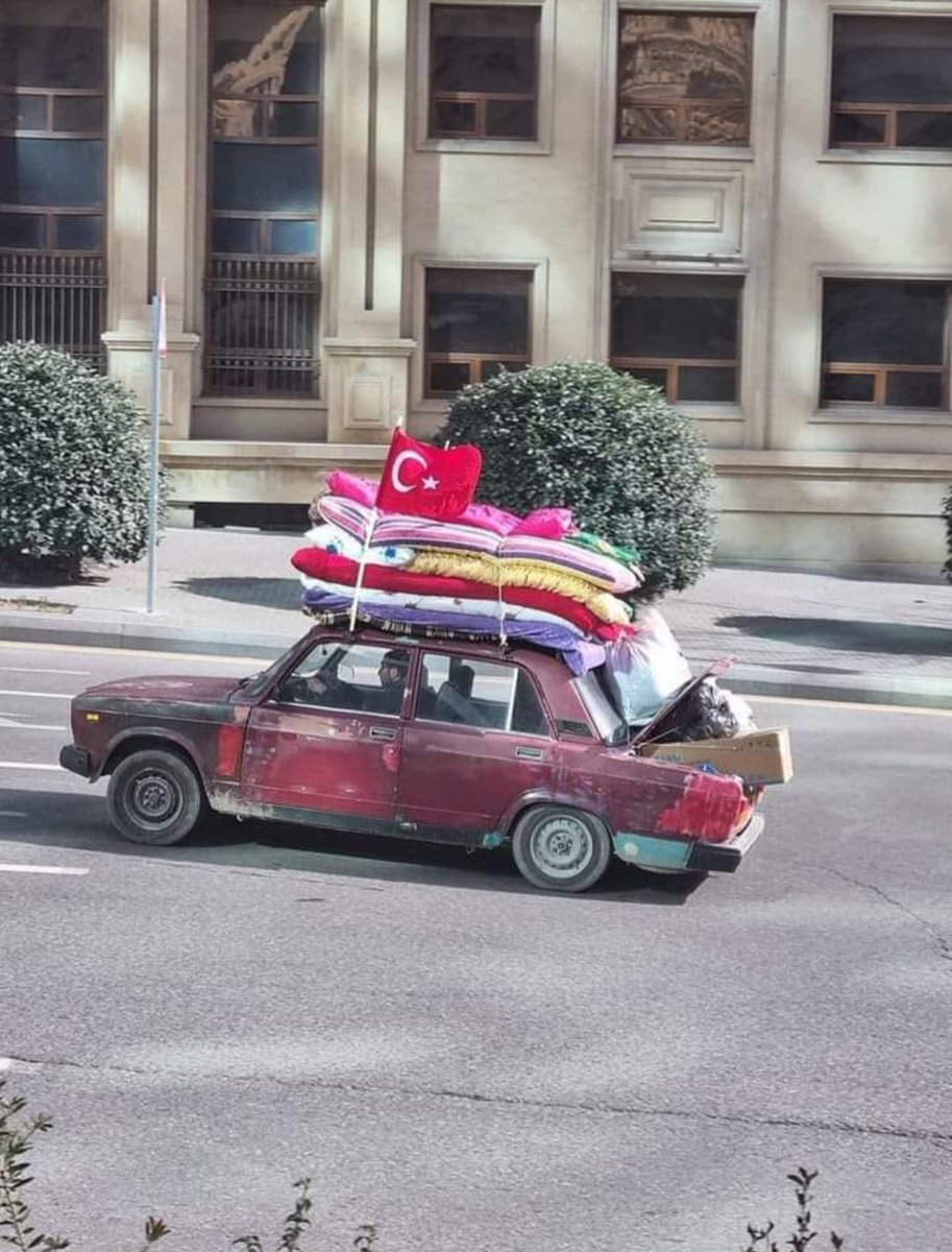 digerkm's tweet image. İki göz evinde ne varsa arabasına yükleyip, Türkiye’deki kardeşlerinin acısını dindirmeye koşan can kardeşimiz.