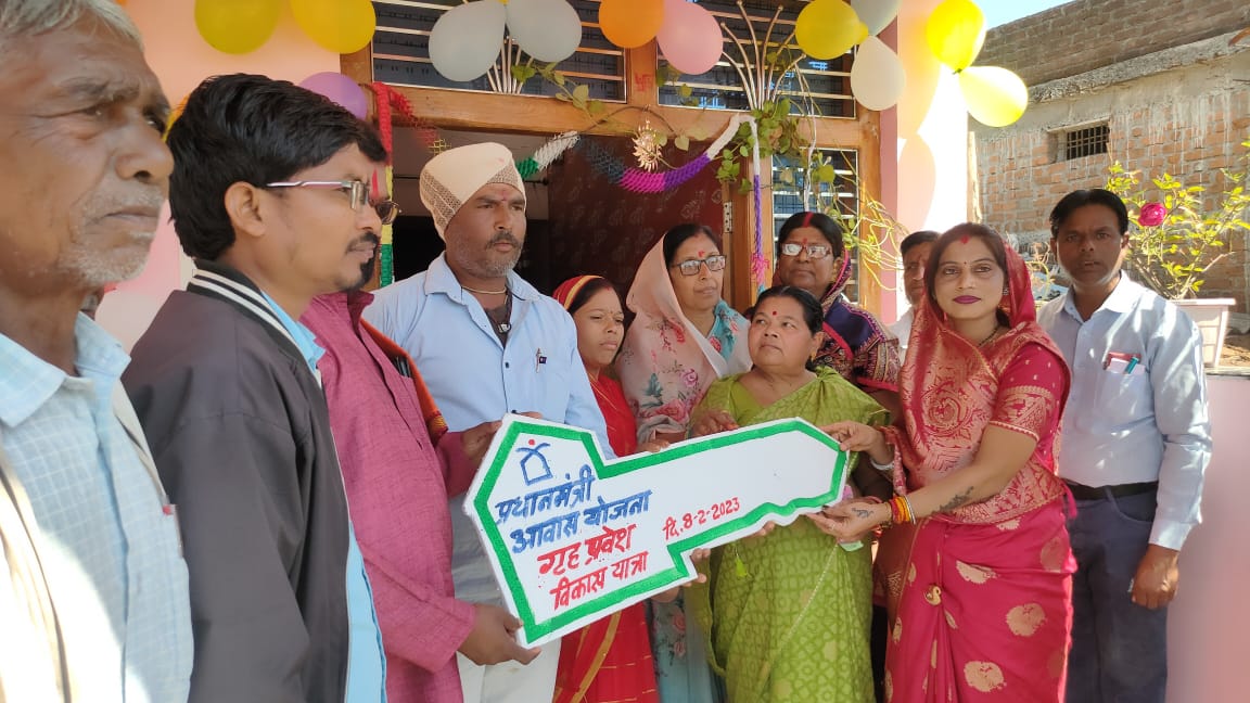 JBPShahdolAmrut's tweet photo. सच हुआ सपना 🎉🎉घर हुआ अपना 🏠🏠
चौरई नगर परिषद संभाग जबलपुर के श्री मनोज यादव जी एवं उनके परिवार का #PMAYUrbanMP से पक्के आवास का सपना सच हुआ है । पूरे हर्षोल्लास के साथ अपने नए घर में गृह प्रवेश करते हुए..🎉🎉🌺🌺✌️✌️
#HousingForAll #bharatyadavias #SabkoAwasMP #PMAY_MP https://t.co/x4PNK66FHB