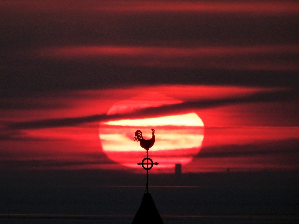 Volgens de weerhaan op de westerkerk op Terschelling kan het met het weer vandaag alle kanten op.