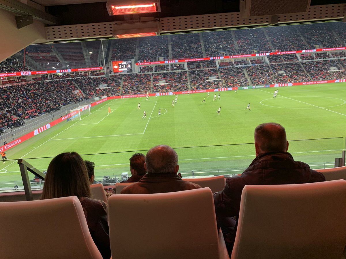 P_1913_J's tweet photo. En nu weer deze stoelen! Wat had ik het goed zeg! Heerlijk #psvemm https://t.co/Iwzi5r1YoX