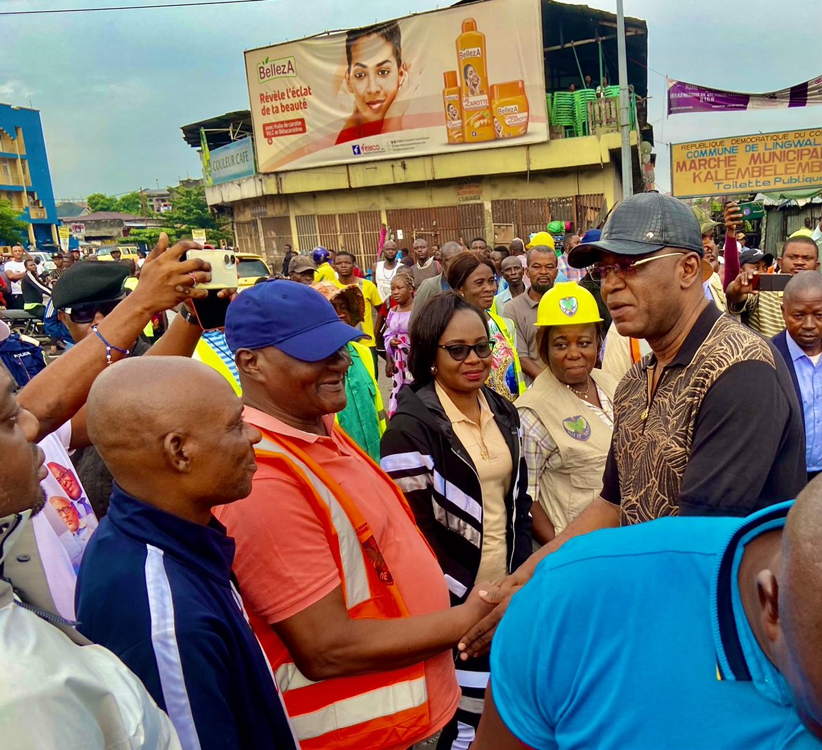 SMfute's tweet photo. Déjà à 3 heures du matin de ce mercredi 8 février 2023, le bourgoumestre de la commune de Kinshasa bienvenu MBALIBI MFAMA avec son adjoint sur huilerie pour l'opération coup de poing avec le gouverneur Gentiny ngobila https://t.co/db0pMGPcpb