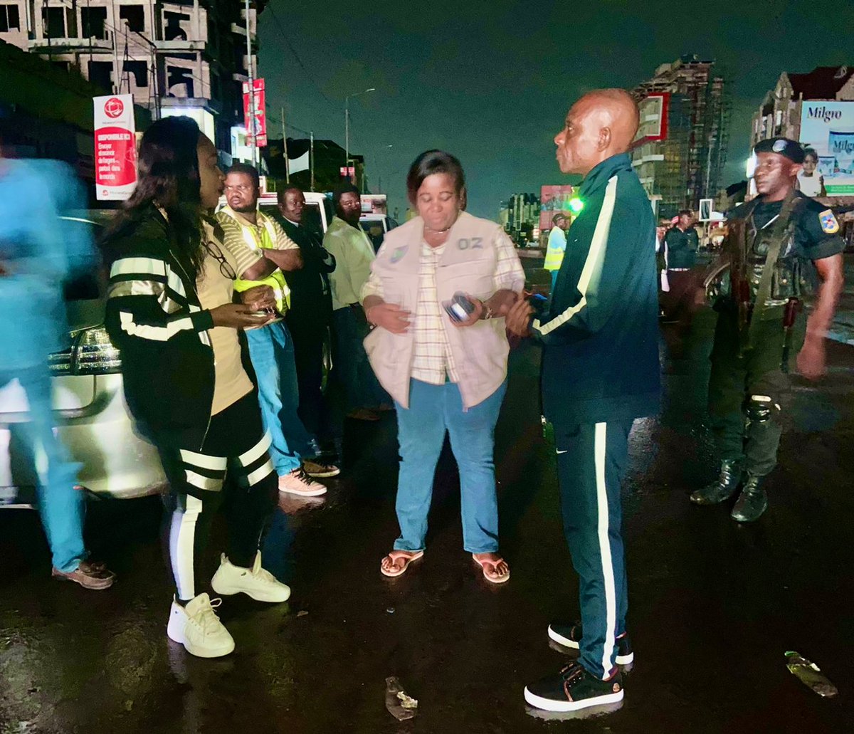 SMfute's tweet photo. Déjà à 3 heures du matin de ce mercredi 8 février 2023, le bourgoumestre de la commune de Kinshasa bienvenu MBALIBI MFAMA avec son adjoint sur huilerie pour l'opération coup de poing avec le gouverneur Gentiny ngobila https://t.co/db0pMGPcpb
