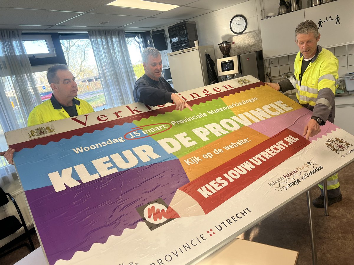drsDannydeVries's tweet photo. Op bezoek bij de medewerkers van het #stadserf #oudewater. Er is druk geplakt vanwege provinciale-en waterschapsverkiezingen op 15 maart. Om de opkomst te bevorderen worden naast de bekende reguliere verkiezingsborden ook deze borden extra in de gemeente geplaatst. @GemOudewater https://t.co/Og7h8u581e