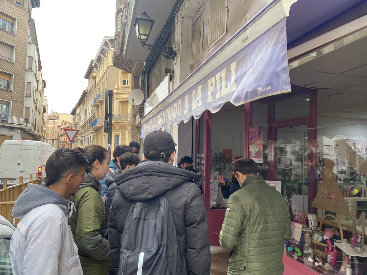 ChemistredPuck's tweet photo. Ayer hicimos un #PaseoConCiencia diferente, con un Centro Sociolaboral…. Fue muy interesante…. Ahora saben q es un #biobanco gracias a #escaparates11F quien invento #FPP2 y descubrieron tb #cientificaentubarrio proyecto de @UccUnizar https://t.co/CW99uLNyK7