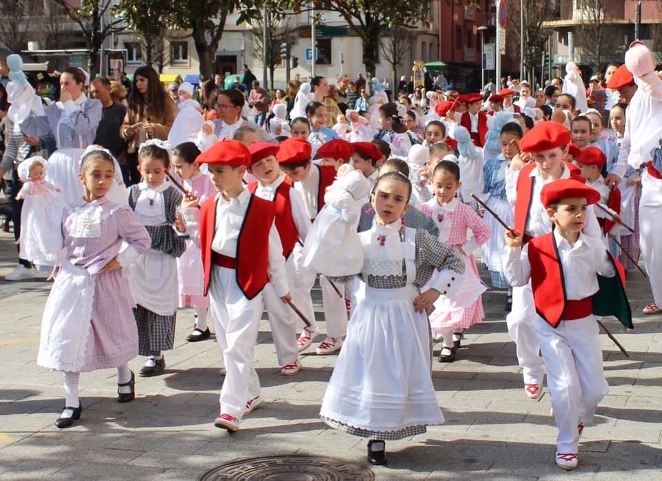 #IRUNEROLABURREAN | 📆 🍼 Eraiki dantza taldea Inudeen eta Artzainen konpartsaren antolaketarako azken prestaketa lanetan murgildurik dago <a href="/EraikiDantza/">Eraiki Dantza Taldea</a> 

➡️Igandean konpartsak ohiko ibilbidea egingo du, 12:00etan Santiago kaletik irtenda

irunero.eus/eraiki-dantza-…