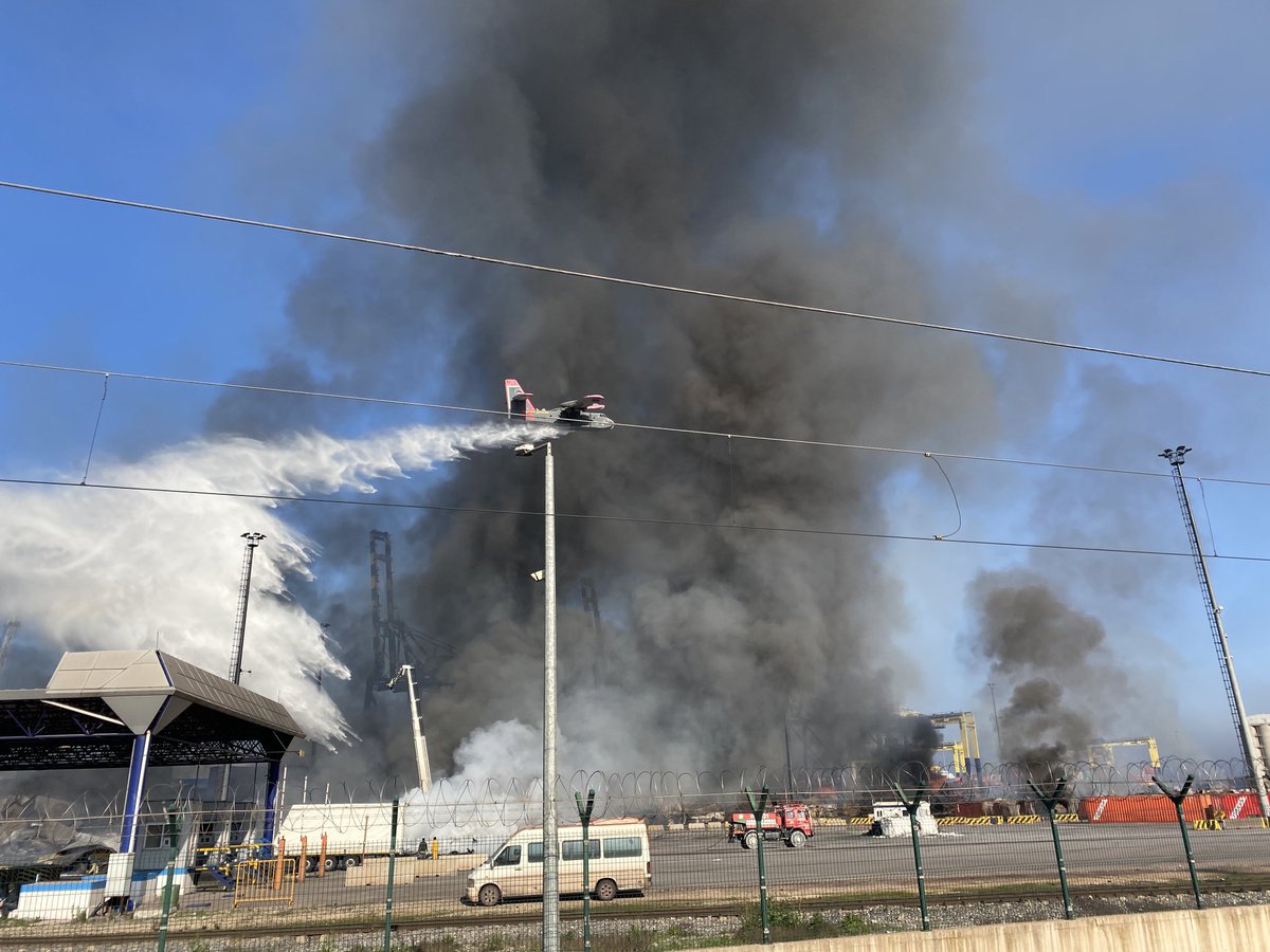 Mit allen Mitteln wird versucht, den Brand im Containerhafen von #Iskenderun im #Erdbeben Gebiet der #Türkei zu löschen. Seit Tagen brennt es. Ursache unklar.