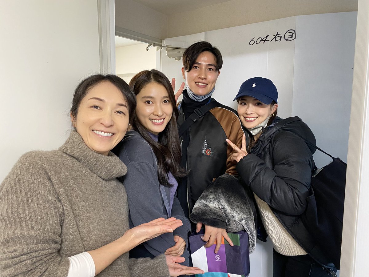 b_i_o_n's tweet photo. #WOWOW  の「#アクターズ・ショート・フィルム3」は、明後日2月11日（土）20時から放送です！
#土屋太鳳 ちゃんが脚本、監督、主演を務め、ダブル主演に #有村架純 ちゃん！太鳳ちゃんの色んな想いを詰め込んだ脚本と、素晴らしいダンスを堪能してください🙏
土屋ファミリーの皆さんと😉
#岩瀬顕子 https://t.co/7Z1lUiHRA6