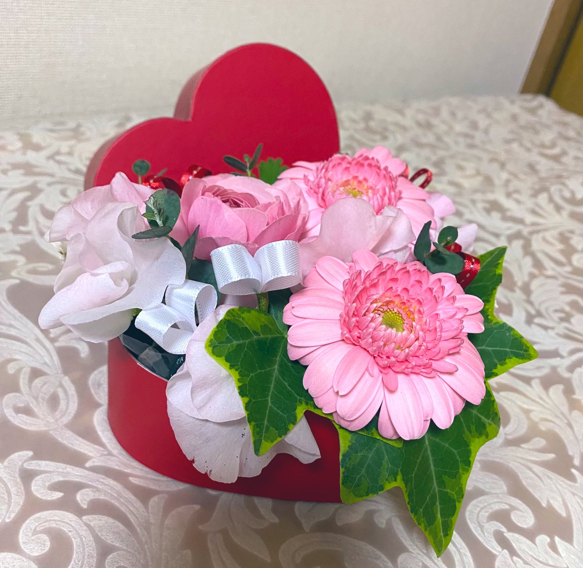「明後日は、西荻窪の音の実 音楽教室にてお花の教室の日なので、子どもたちがサクサク」|チェロ しおりのイラスト