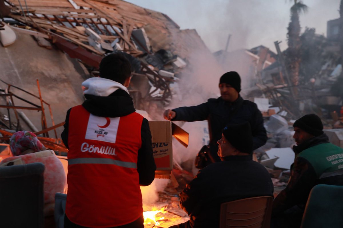 RedCrescent's tweet photo. 🟥 We work non-stop with our volunteers in the disaster areas to heal wounds and continue to support the needs of our citizens. #Earthquake https://t.co/A89TFFUflL