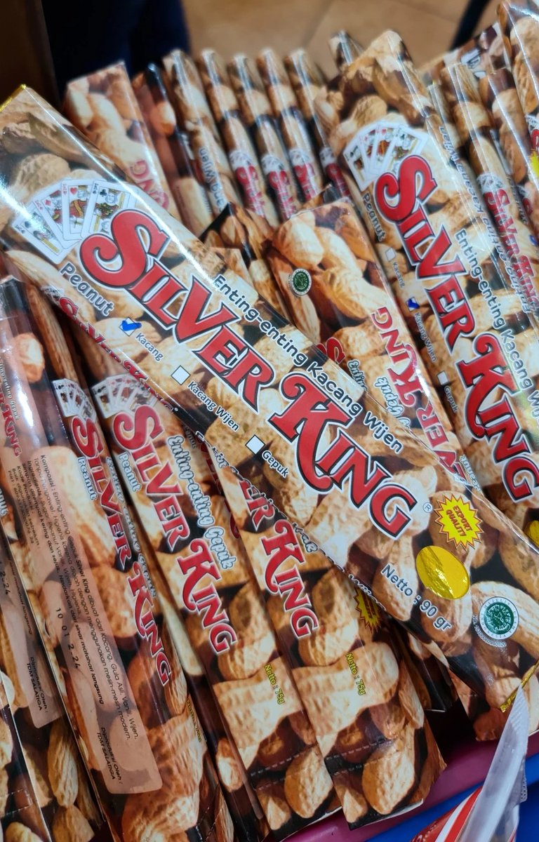 Oh my God, ternyata Silver Queen punya suamiiii!
😆😆🤣🤣😂😂

Dan suaminya ini kutemukan di toko oleh-oleh dan jajanan Ny Pang di Muntilan.

Ternyata suaminya Silver Queen tinggal di jawaaaa tengaaah...
😍😍😍😂😂😆😄