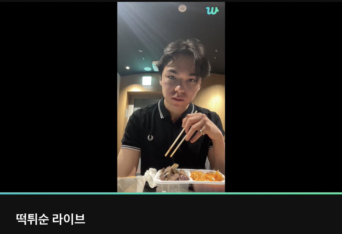 viethoshi's tweet image. vernon doing a live and titling it “tteoktwisoon” (booseoksoon’s fandom name) so everyone who clicks on the notif thinks it’ll be bss but surprise! it’s just vernon eating tteok(bokki) twi(gim) and soon(dae) 😭 peak comedy he’s the funniest person ever actually
