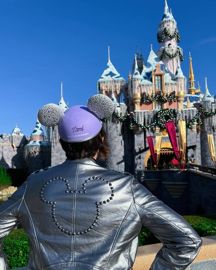 DisneyGeeks_es's tweet photo. 💜100 DISNEY DIY STYLES 💜
What do you think about our DIY jacket for this 100 Anniversary? 
.
No doubt we are going te use it a lot this year 🥰🥰🤩
.
¿Estás con nosotras en que usaremos esta chaqueta muchísimo este all?? 🥰🥰
.
.
Vamos, que es jueves … https://t.co/fWUIMYfBoj https://t.co/lUPxgjTKL2