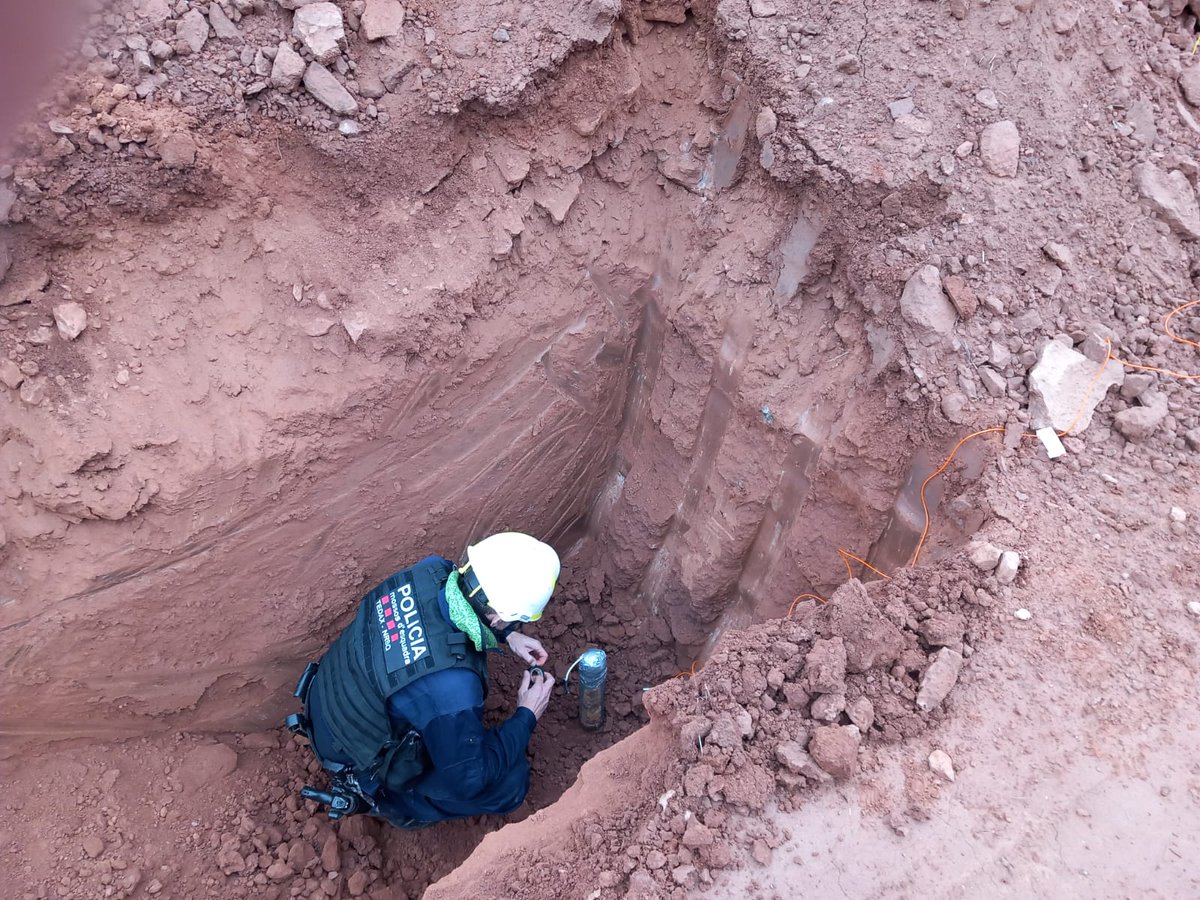 mossos's tweet photo. Un treballador que excavava un terreny a Sant Fruitós de Bages localitza un projectil d’artilleria de la Guerra Civil. Els TEDAX l’han detonat amb seguretat al mateix lloc. Recorda que si trobes un artefacte similar, no el manipulis i truca al @112 https://t.co/5RDr1fcINf