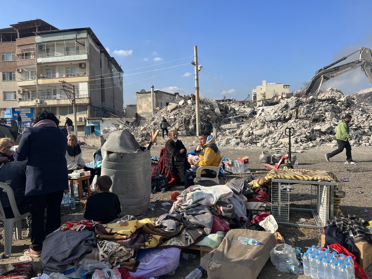 juliahahntv's tweet photo. #Iskenderun is a city in ruins - so much destruction and suffering after the quakes. Tens of thousands are left homeless - they sleep outside, in makeshift shelters or in cars. In freezing temperatures. Almost everybody here knows someone who died or - is still missing. #Hatay https://t.co/9HnLPp0ryT