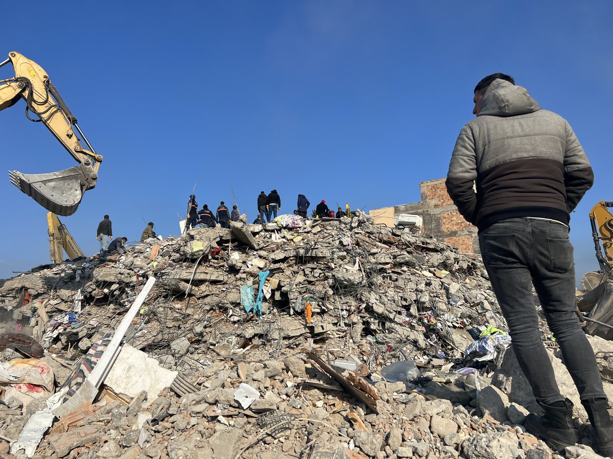 juliahahntv's tweet photo. #Iskenderun is a city in ruins - so much destruction and suffering after the quakes. Tens of thousands are left homeless - they sleep outside, in makeshift shelters or in cars. In freezing temperatures. Almost everybody here knows someone who died or - is still missing. #Hatay https://t.co/9HnLPp0ryT