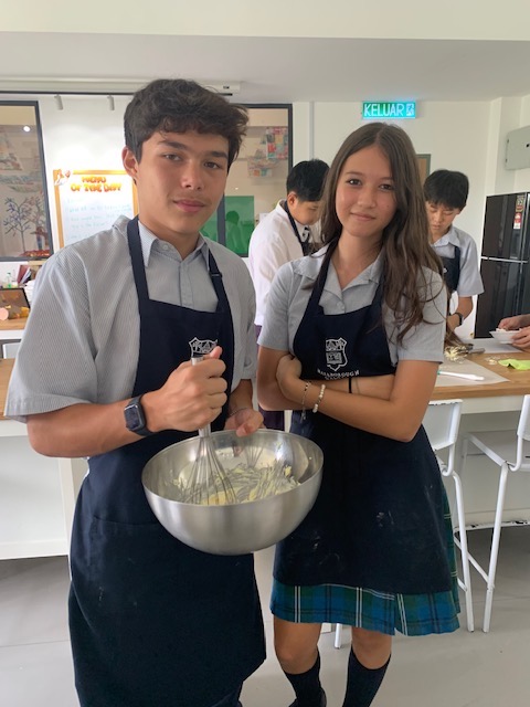 MCMSeniorSchool's tweet photo. #MCMShell Economics & Business pupils. A sterling effort! #tastytreats #crumbsmarketing @MCMSeniorSchool https://t.co/1CwVyUeFp0