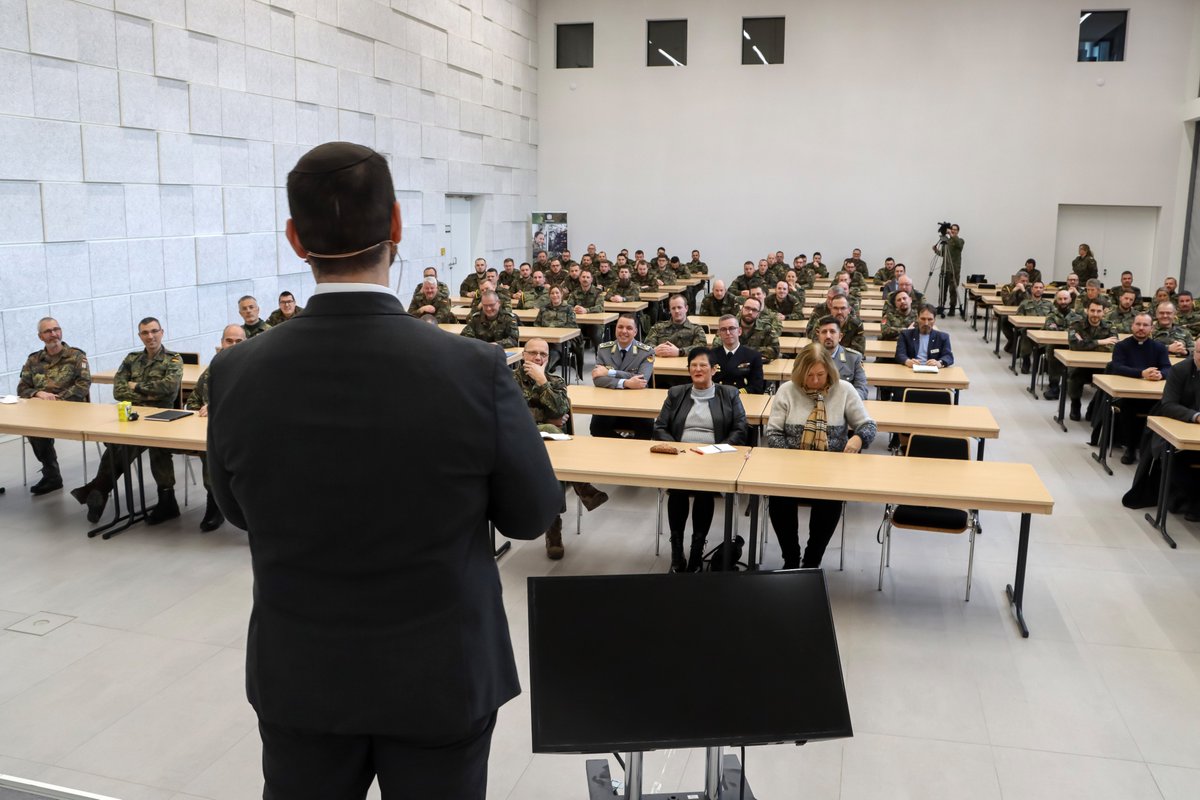 cirbw's tweet photo. Großes Interesse hat der Besuch des #Militärrabbiners an der Schule #IT der Bundeswehr, #ITSBw, ausgelöst. @RabbiZsolt konnte dabei offene Fragen der #Soldat​Innen beantworten, bspw. wie kompatibel der jüdische Glaube eigentlich mit #LVBV ist... 🤔 ☟:
https://t.co/zjSgNoC6kF https://t.co/LbNGeji3jF