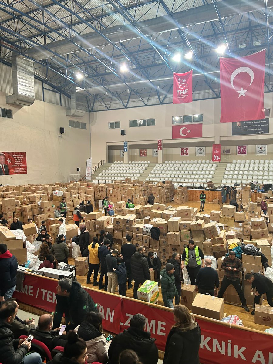 gunyetkin's tweet photo. Yer: Maltepe/istanbul müzahir sille spor kompleksi
Gidecek yardım malzemeleri için tır ihtiyacı var. Yetkili makamlardan cevap alamıyoruz. Destek olabilecek yerlere iletelim lütfen
İletişim: 05056608179
@haluklevent @ProfDemirtas @ahbap  @fatihaltayli @sgokbakar @AFADBaskanlik https://t.co/asTIxprWll