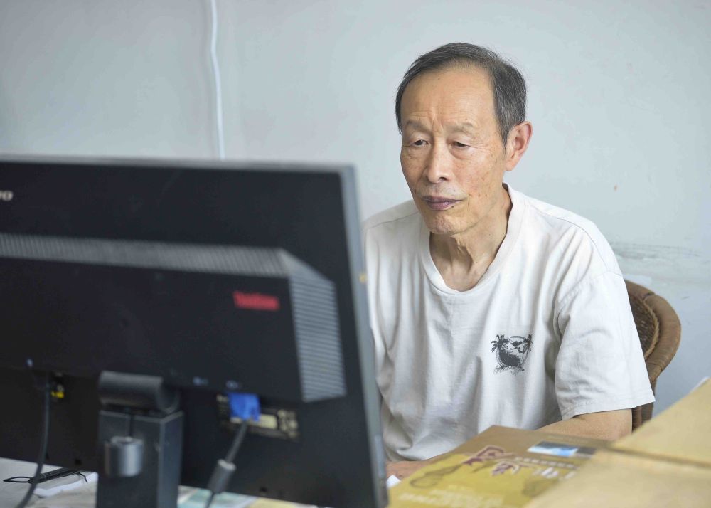 TibetNews11's tweet image. #esperto di #botanica #ottantenne continua il suo #lavoro