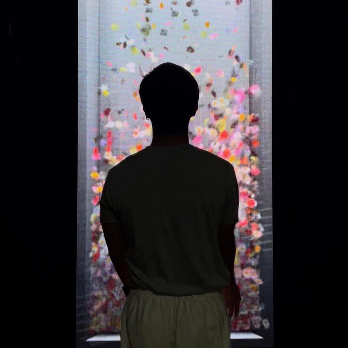 puispuip's tweet image. ชมศิลปะดอกไม้สไตล์คนดอกทอง ที่ปากคลองตลาด จัดแสงสีแต่ละจุดน่ารักมาก เดินเล่นชิลๆ จับมือฟีลแฟนฟีลเปลี่ยวใจ ชวนผชไปผชบ่นเดินไกลจัง โดยรวมดีชอบนะตรงไปรษณียาคาร มีกิจกรรมให้หาทำกุ๊กกิ๊ก เช็กเวลาปิดเปิดให้ดี งานมีถึงวันที่ 12 ก.พ.นี้ 💖🌷✨ #BKKDW2023 #BangkokDesignWeek2023