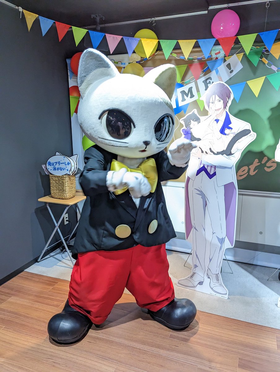 hyouring's tweet photo. ナンジャ行ってきた。付き添いのお姉さんに誰が好きか聞かれたので凛ちゃんと答えたら、凛ちゃんパネルの前で水中メガネの後ろのゴムをバチーンする細か過ぎる凛ちゃん物真似を披露するナジャヴ君😂　#ナンジャタウン　#ナジャヴ　#FreeFS https://t.co/XvO9lsWkhA