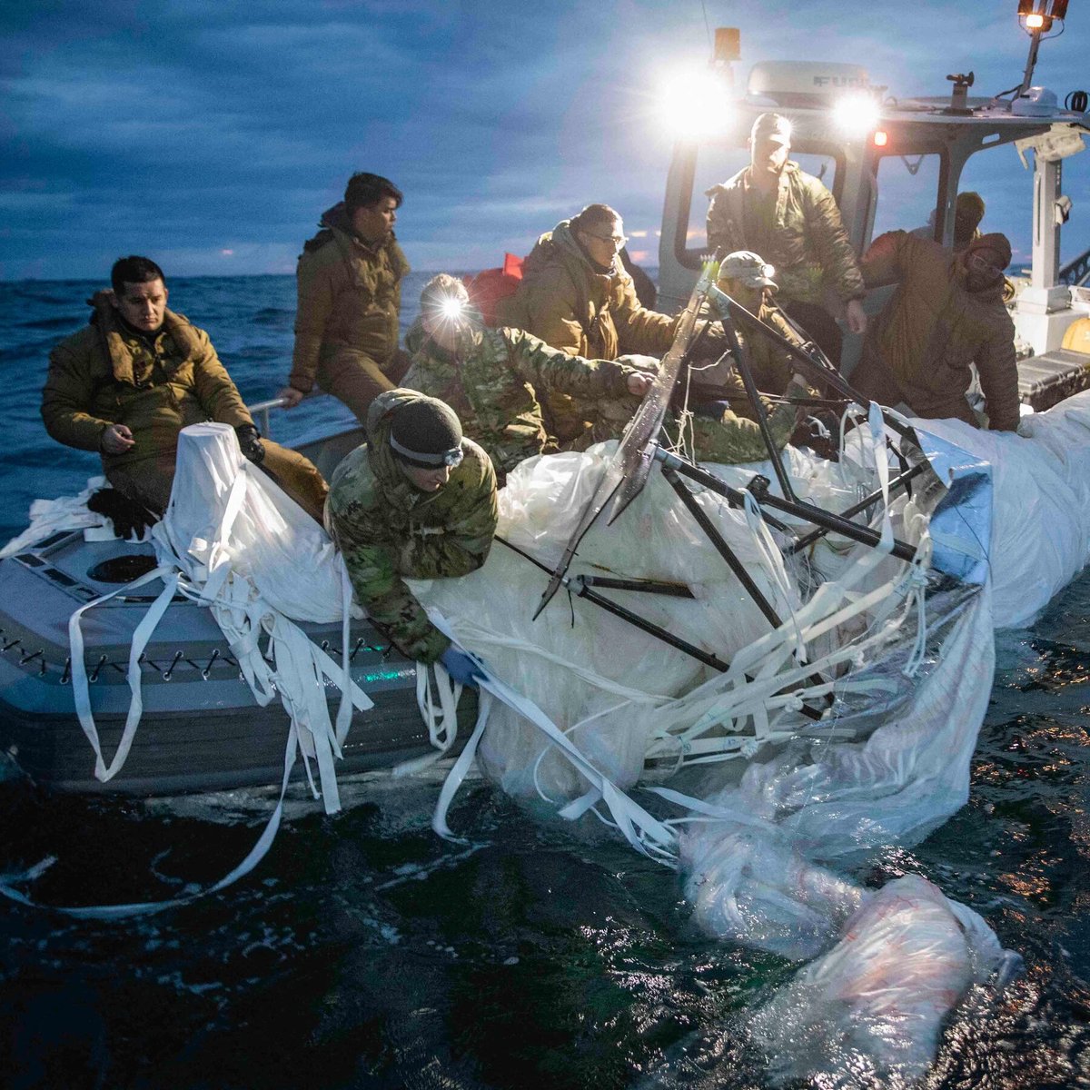 JORingomon's tweet photo. I mean this 100% apolitically- this photo of US sailors recovering the shot down balloon is a beautiful photo. (Credit Tyler Thompson according to the caption) https://t.co/4pzP7m4XjN