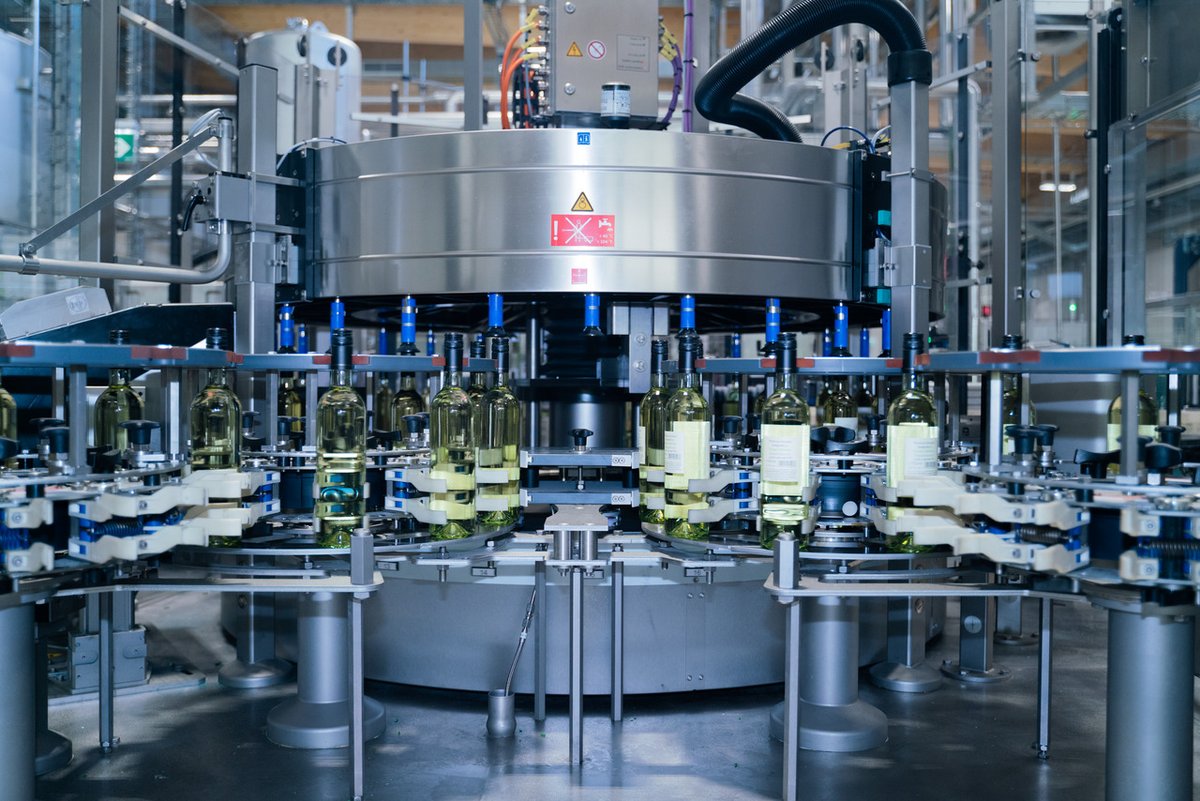 KronesAG's tweet photo. Our #Autocol takes care of decorating your containers with self-adhesive reel fed labels! Besides a time-saving and extremely efficient and accurate operation, this machine also offers options like automatic reel splicing or auto change mode π#GermanBlingBling https://t.co/z5NXAJWwjY