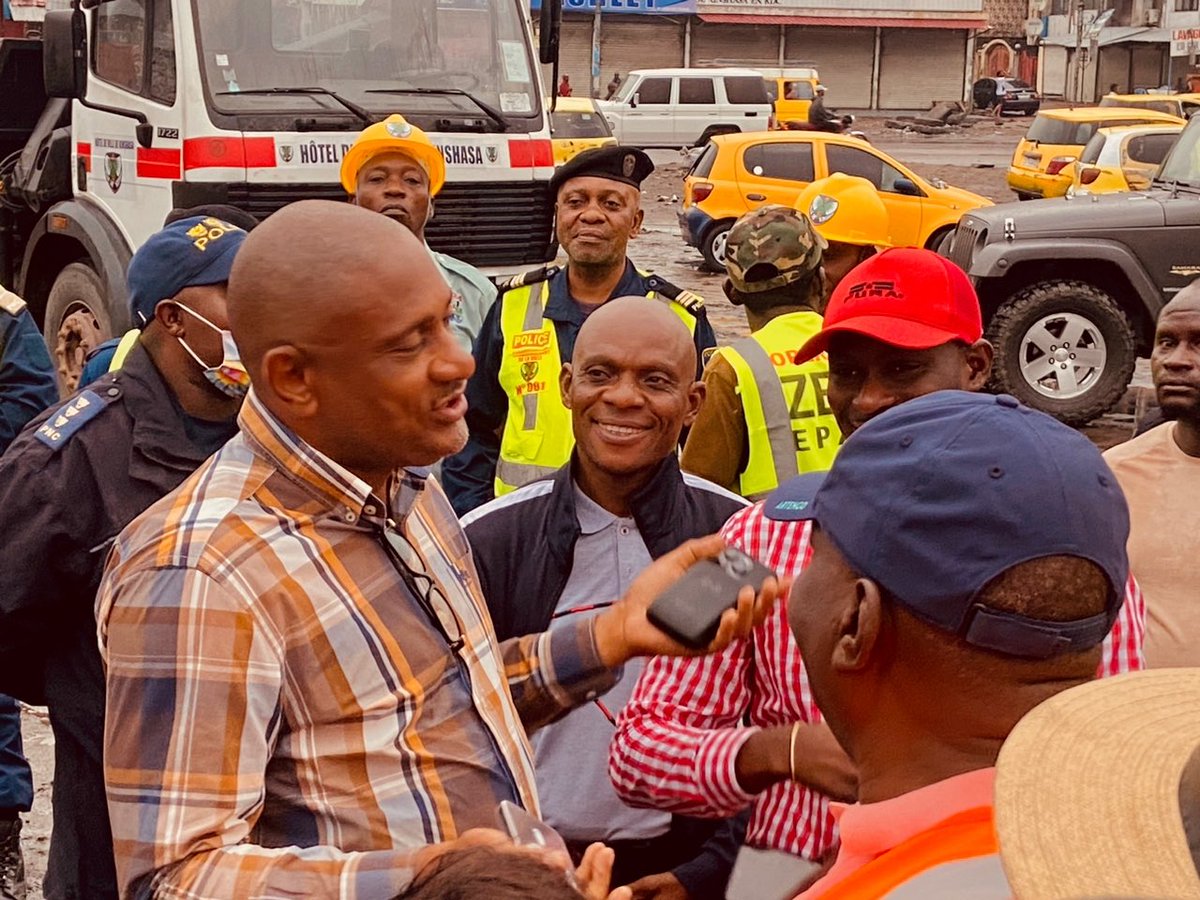 CommuneKinshasa's tweet photo. Le bourgoumestre de la commune de #Kinshasa, maître Bienvenu MBALIBI et son adjoint Prince Esoko invitent leurs administrés à bien vouloir évacuer les constructions anarchiques, bars, kiosques pour ne pas tomber victime de l’opération coup de poing qui se poursuit partout https://t.co/EVb9qXdw3X