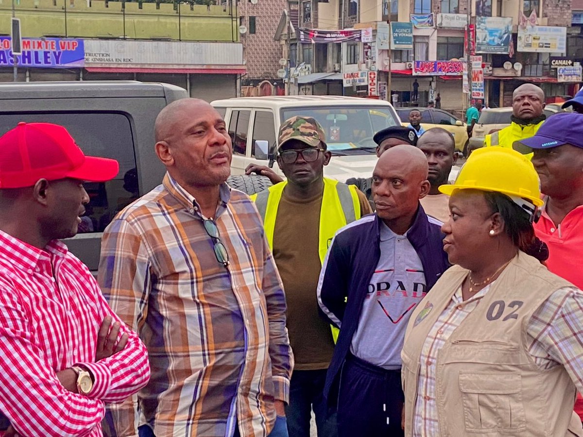 CommuneKinshasa's tweet photo. Le bourgoumestre de la commune de #Kinshasa, maître Bienvenu MBALIBI et son adjoint Prince Esoko invitent leurs administrés à bien vouloir évacuer les constructions anarchiques, bars, kiosques pour ne pas tomber victime de l’opération coup de poing qui se poursuit partout https://t.co/EVb9qXdw3X