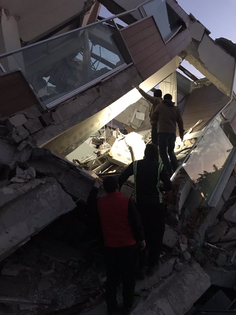 cappadokidevran's tweet photo. Hatay Ekinci mahallesinde arama kurtarma faaliyetlerine katıldık su ve gıda yardımından ziyade iş makineli kurtarma araçlarının artması lazım onlarda yolda.Bugün için ara sokaklara girilir,inşallah tez zamanda yaralar sarılır. https://t.co/kqOJMuwa3Q