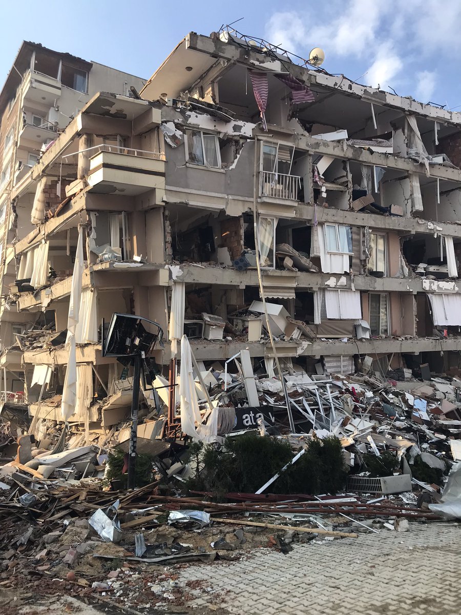 cappadokidevran's tweet photo. Hatay Ekinci mahallesinde arama kurtarma faaliyetlerine katıldık su ve gıda yardımından ziyade iş makineli kurtarma araçlarının artması lazım onlarda yolda.Bugün için ara sokaklara girilir,inşallah tez zamanda yaralar sarılır. https://t.co/kqOJMuwa3Q