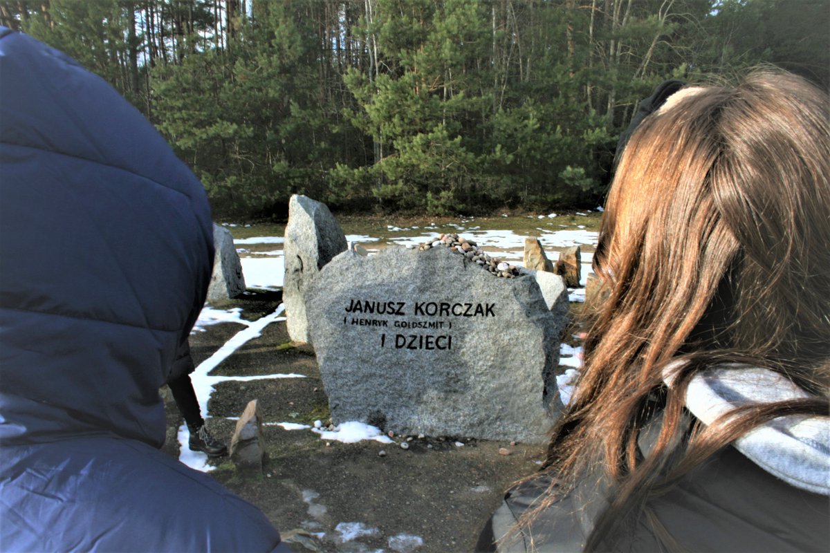 ChatrianLycee's tweet photo. Les élèves du lycée Erckmann-Chatrian de Phalsbourg poursuivent leur parcours mémoriel sur la #Shoah par une visite d’étude de Treblinka et Auschwitz. Ils perpétuent le #DevoirdeMémoire, grâce au soutien de @Shoah_Memorial &amp; @Fondation_Shoah
@regiongrandest 
@SF_Siege https://t.co/l0yElyGQ1T
