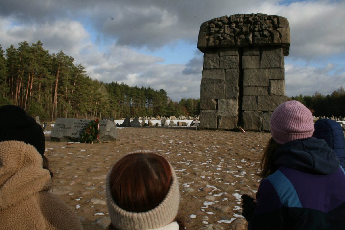 ChatrianLycee's tweet photo. Les élèves du lycée Erckmann-Chatrian de Phalsbourg poursuivent leur parcours mémoriel sur la #Shoah par une visite d’étude de Treblinka et Auschwitz. Ils perpétuent le #DevoirdeMémoire, grâce au soutien de @Shoah_Memorial &amp; @Fondation_Shoah
@regiongrandest 
@SF_Siege https://t.co/l0yElyGQ1T