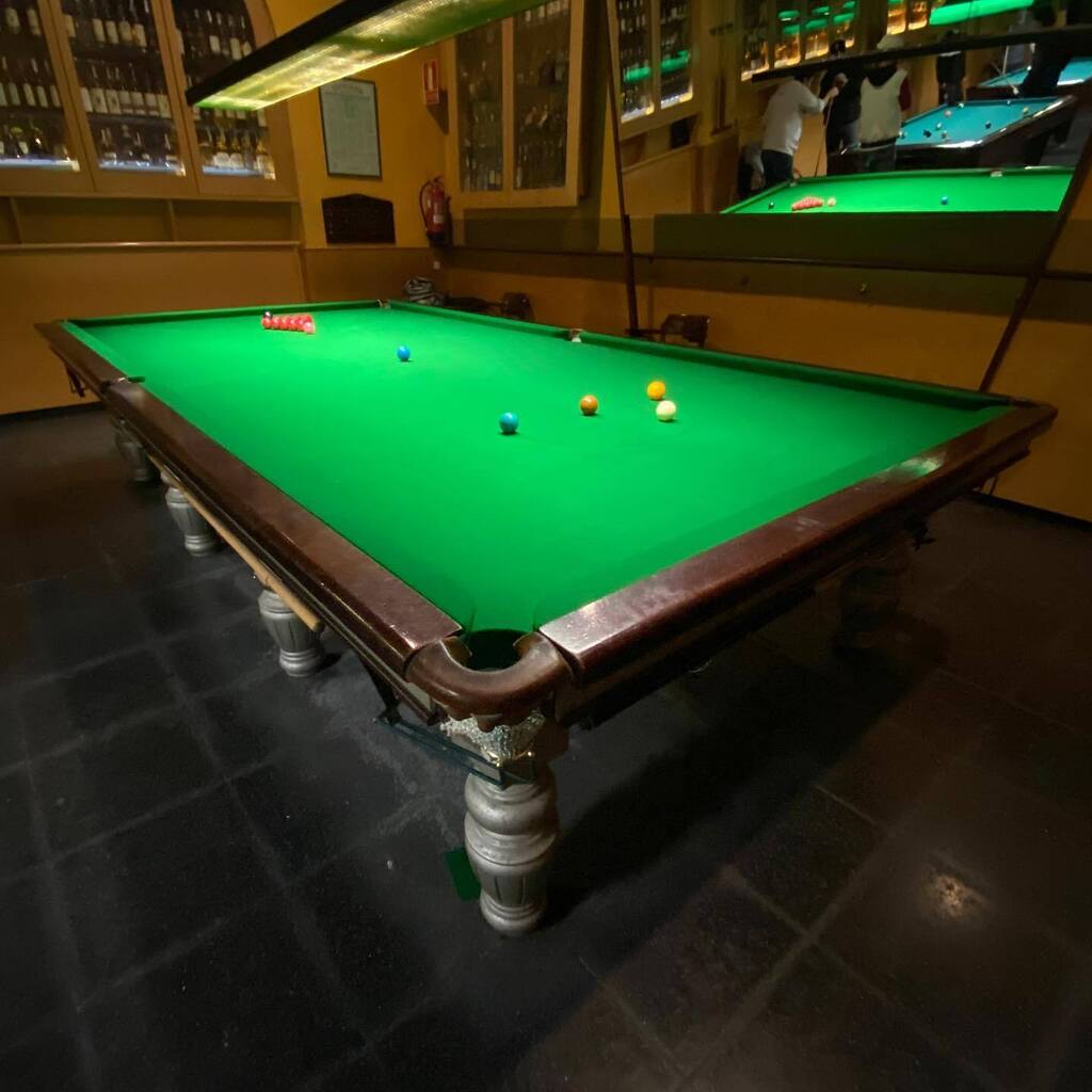 escardibul's tweet photo. El mejor snooker de Barcelona estrena tapizado entre whiskyes, tequilas y cóctels de lujo. 
.
Nos gusta lo que hacemos.
.
Tu diversión / Nuestro objetivo 
.
.
.
#mesasdebillar #billares #billaramericano #mesasdebillarconvertibles #mesasdebillardesegundamano #tapizados #mesas… https://t.co/7Lb2hki5Y9
