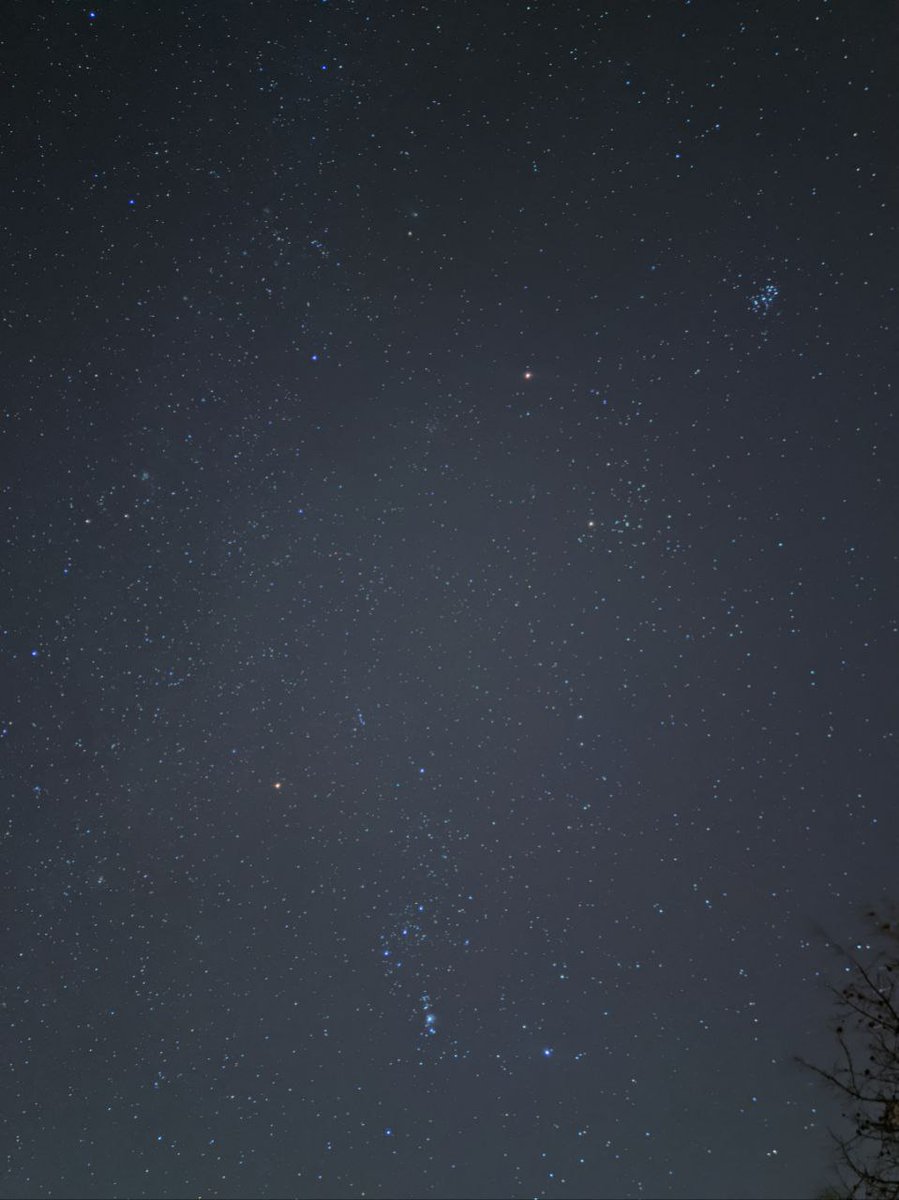 smartphone_astr's tweet photo. By Pizzah GAR. Tonight #ZTF is strategically placed😍. #Mars is right in between the #comet and #Aldebaran.
#Mi 10
#Camstellar, astro mode
#Snapseed
Terni #Italy. #astronomy #Astrophotography #mobilephotography #Nightsky #Stargazing #sky #Stars #Space #cometE3 #CometZTF https://t.co/e25k0MvVXX