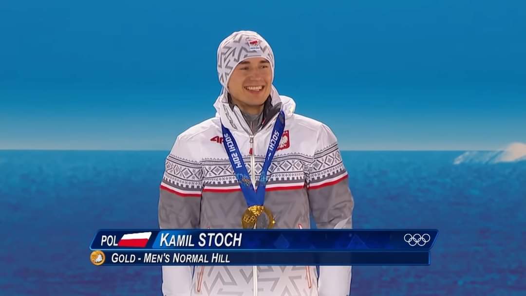 Dokładnie 9 lat temu Kamil Stoch wywalczył olimpijskie złoto na normalnej skoczni w Soczi!🇷🇺🥇

#skijumpingfamily #skijumping #Sochi2014 #Olympics